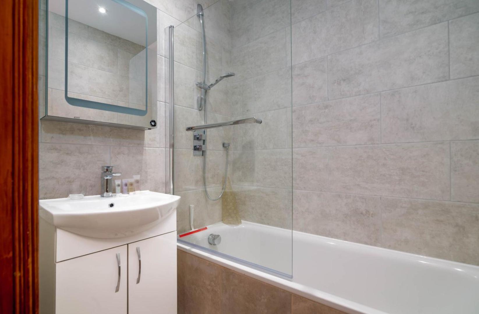 Guestready - Central Converted Mews In Bayswater Lägenhet London Exteriör bild